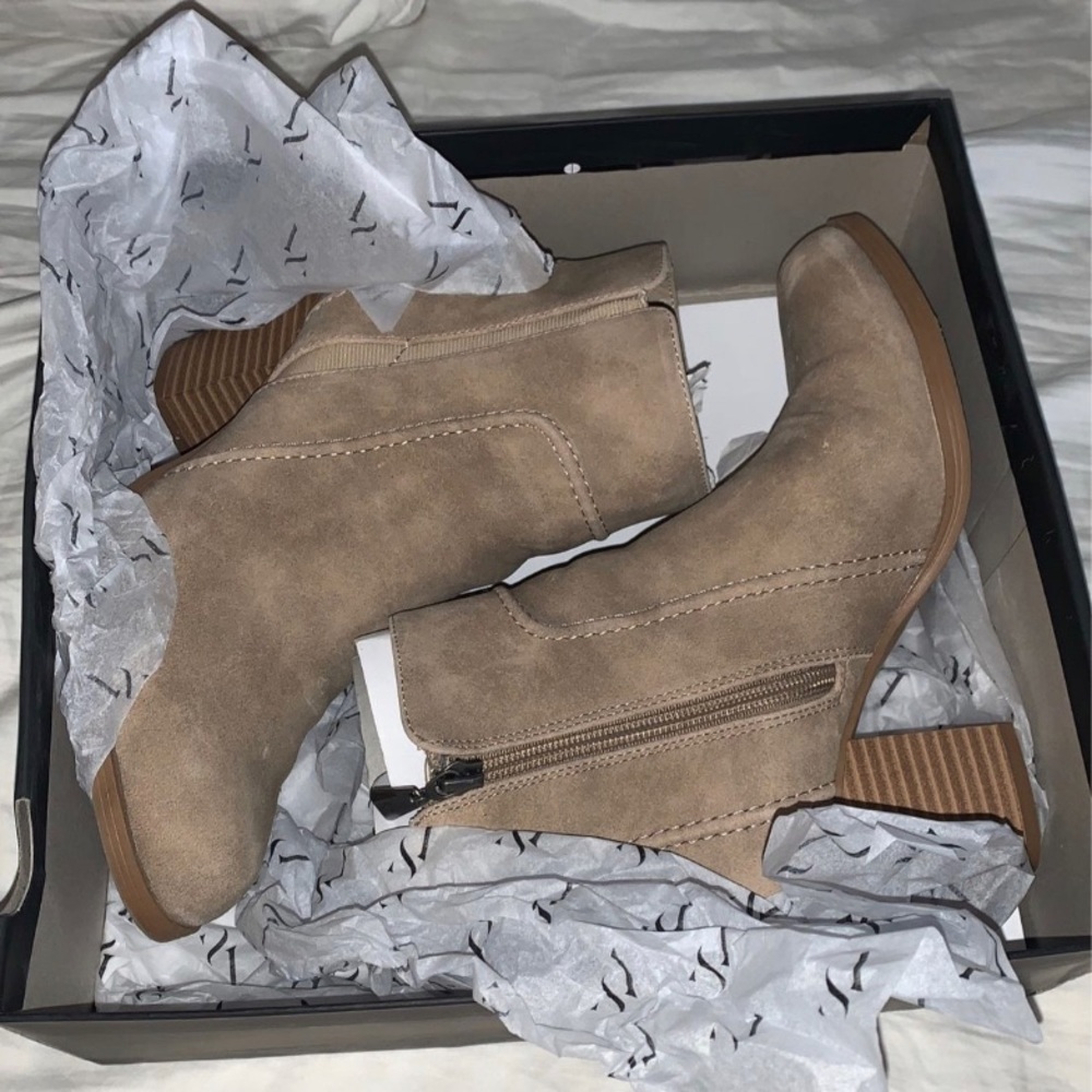Simply Vera wang ankle boots